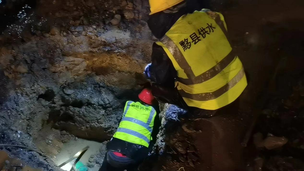 頂風(fēng)冒雨忙搶修 保障供水暖民心